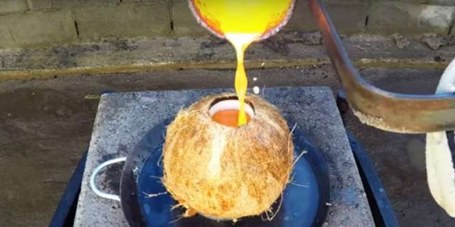 Ini yang Terjadi Jika Logam Cair Dituang ke Dalam Kelapa