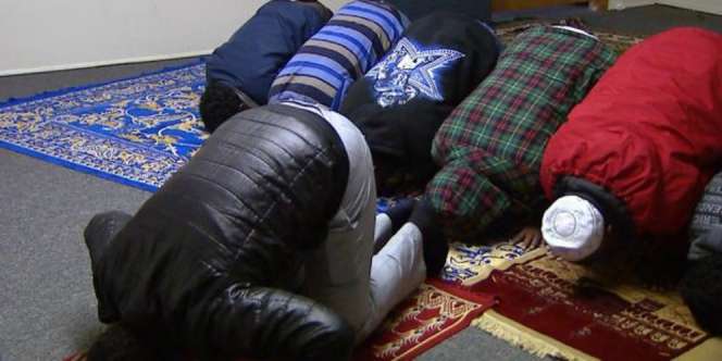 Meminta Waktu Salat, 200 Pegawai Malah Dipecat