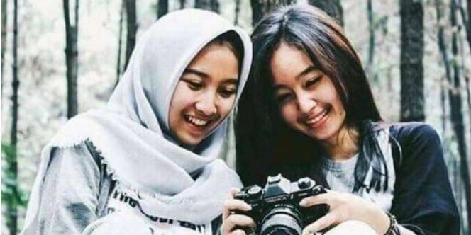 Foto Dua Wanita Ini Panen `Bully`, Apa yang Janggal? 