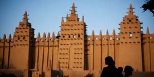 Fenomena Masjid Raya Mali Berubah Bentuk