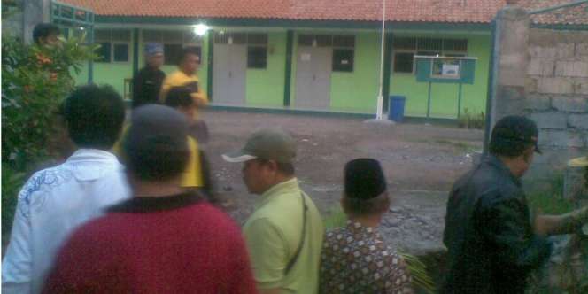 Miris, Gerbang Sekolah MTs Ditembok di Hari Pertama Sekolah