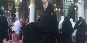 Busana Syar`i Vicky Shu Saat Umroh Jadi Sorotan