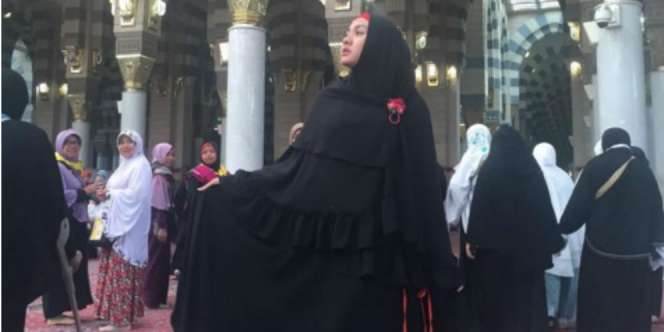 Busana Syar`i Vicky Shu Saat Umroh Jadi Sorotan