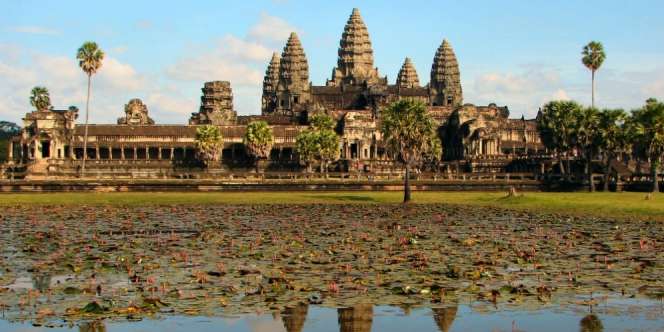Kini Berwisata ke Candi Dilarang Pakai Pakaian Terbuka?