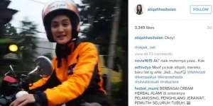 Kocaknya Video `Ngojek` Atiqah Hasiholan