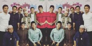 Foto Bareng Dude Herlino & Sahabat Panen Pujian Netizen