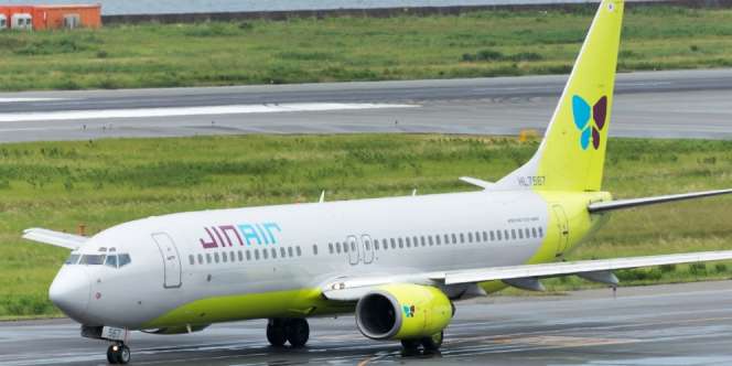 Pintu Terbuka di Udara, Pesawat JinAir Mendarat Darurat