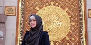 Ibadah Umroh, Andien Didoakan Berhijab