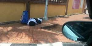 Foto Murid Tertidur Tunggu Jemputan di Trotoar Tampar Orangtua