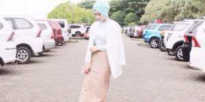 Ika Dian: Inspirasi Paduan 'Cape Blazer' dan Rok Sepan