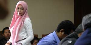 Anggunnya Angelina Sondakh dengan Hijab Rawis
