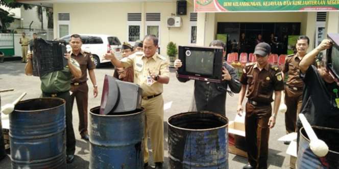 TV Rakitan Pria Lulusan SD Dihancurkan Kejaksaan Karanganyar