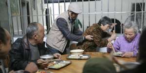 Kakek Kesepian Ubah Rumah Jadi Panti Jompo