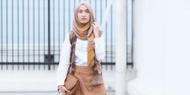 Dwi Handayani: Paduan Putih dan Cokelat Temani Aktivitasmu