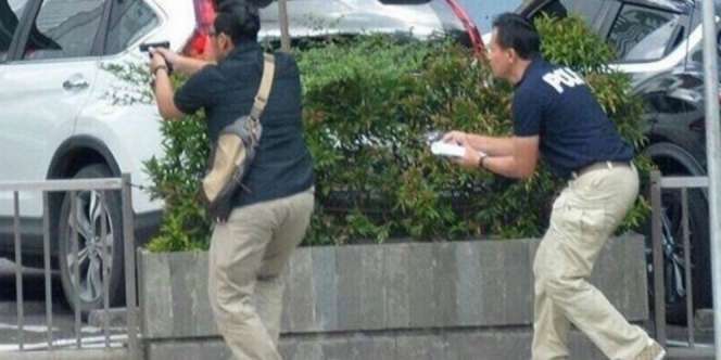 Gaya Fesyen Polisi Pembekuk Teroris