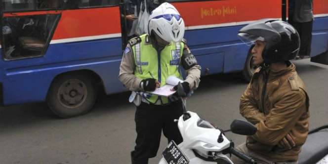 Deretan Aksi Polisi Tilang dengan Alasan Konyol
