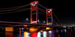 Gerhana Matahari Total Palembang di Atas Jembatan Ampera