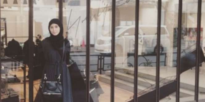Irma Sarijoeda: Gaya Cantik Hijaber Dengan Sneaker