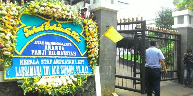 Karangan Bunga Penuhi Kediaman Menteri Susi