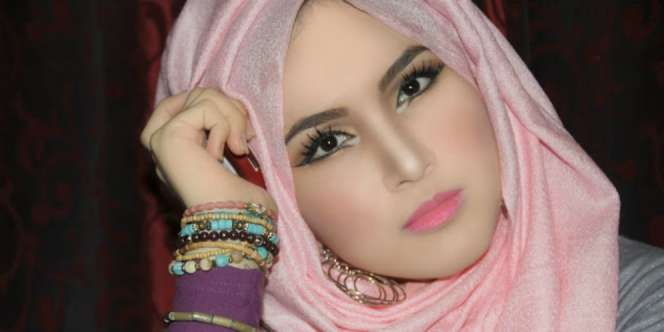 Atika Sari: Tutorial Makeup dan Hijab ala Selebgram