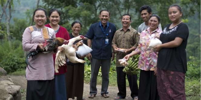 Bayar Listrik Unik Pakai Bebek, Ayam Sampai Singkong