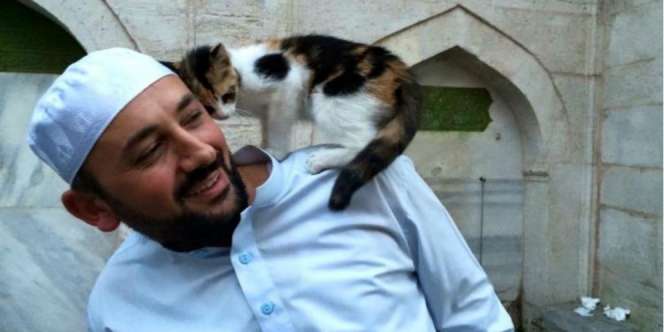 Imam Masjid Penyayang Kucing Panen Pujian