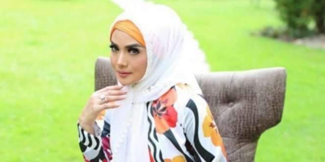 Tampilan Cheerful Hijab ala Krisdayanti
