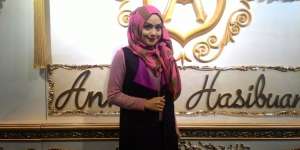 Gaya Busana Hijab Bunglon Terry Putri