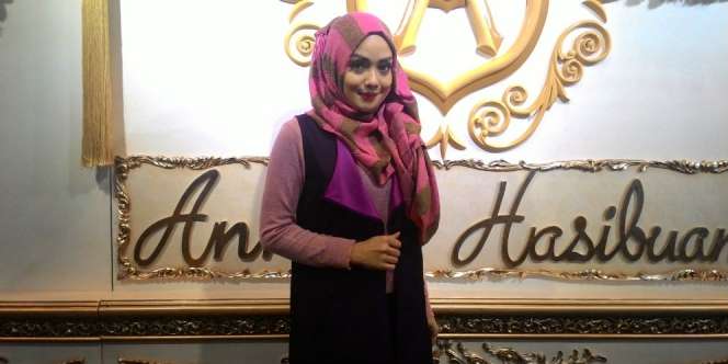 Gaya Busana Hijab Bunglon Terry Putri