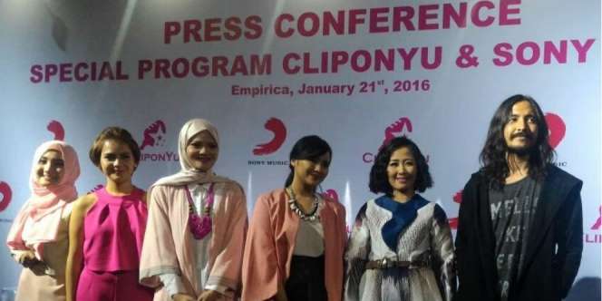 Delapan Penyanyi Jadi Host di Dunia Maya