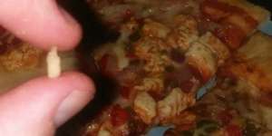 Menjijikkan, Ada Gigi di Pizza