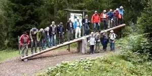 Inilah Jadinya Jika Lansia Naik Jungkat-Jungkit Raksasa