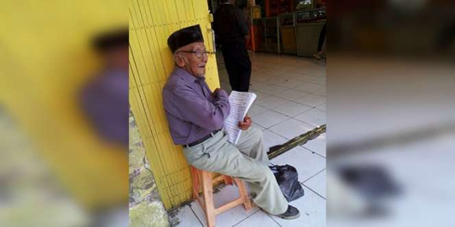 Kisah Haru Kakek Penjual Kertas Doa