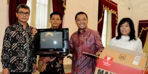 Jokowi Terkejut dengan TV Rakitan Kusrin