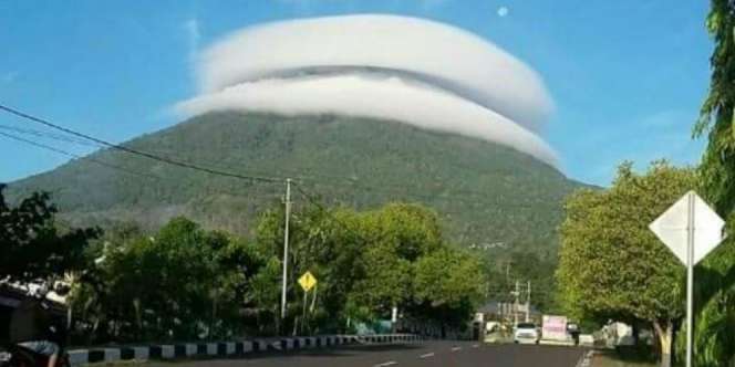 Heboh Fenomena Awan 'Tersangkut' di Gunung Tidore