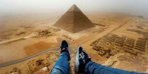 Nekat Panjat Piramida Giza, Sampai di Puncak Cuma Mau...