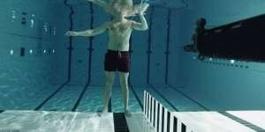 Yang Terjadi Saat Tembakkan Peluru di Dalam Air, Ternyata...