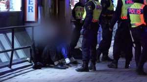 Ratusan Orang Bertopeng di Swedia Serang Imigran