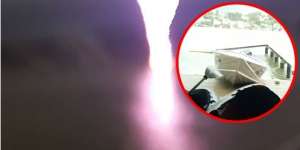 Detik-detik 2 Pria Berhadapan Langsung dengan Petir