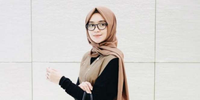 Hijaber Berkacamata, Coba Gaya Manis Dini Djoemiko