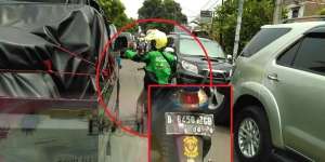 Kebaikan Sopir Ojek Misterius Buka Jalan Mobil Jenazah