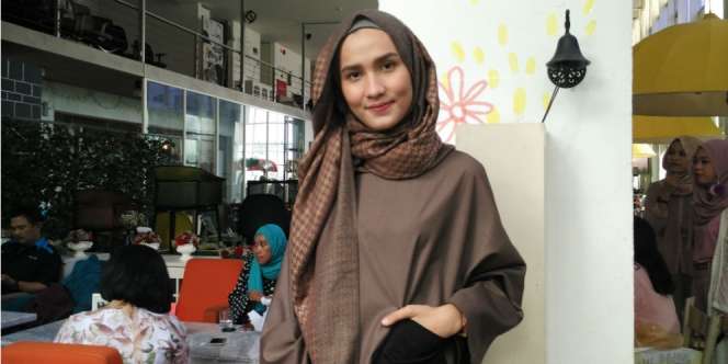 Gaya Andalan Selebgram Dwi Handayani