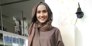 Tips Gaya Busana Cantik buat Hijaber Bertubuh Mungil