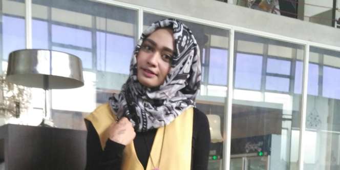 Bosan Monokrom, Shella Alzhata Bermain Warna