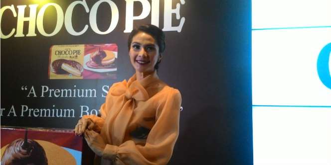 Maudy Sempatkan Antar Anak ke Sekolah