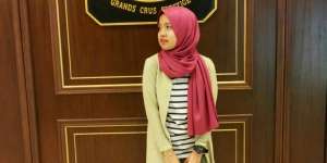 #HOTD: Berani Tabrak Warna Hijab Ala Rosi Vani 