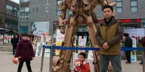Kado untuk Anak, Ayah Ubah 100 Kg Kardus Jadi `Transformer`