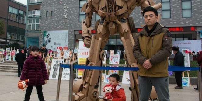 Kado untuk Anak, Ayah Ubah 100 Kg Kardus Jadi `Transformer`