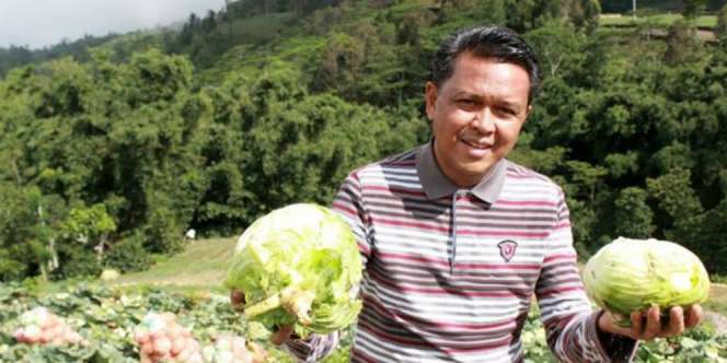 Cerita Sukses Bupati Pertama Bergelar Profesor