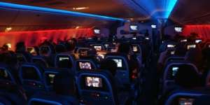 Mengapa Lampu Kabin Pesawat Dimatikan Saat Takeoff & Landing?